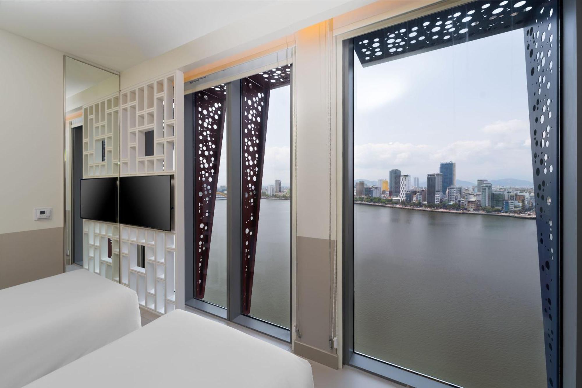 Wink Icon Hotel Danang Riverside - Luxury Suites - 24Hrs Stay & Rooftop Pool Bar الغرفة الصورة