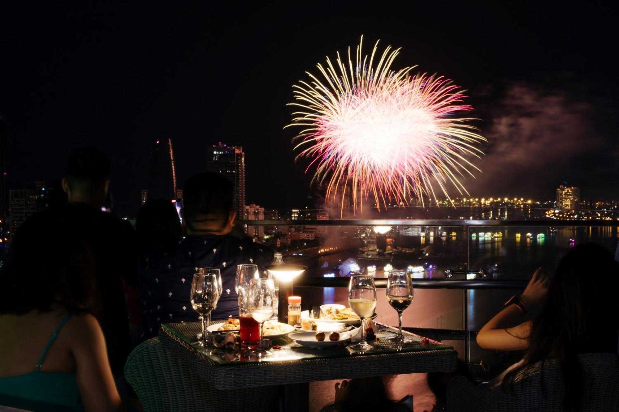 Wink Icon Hotel Danang Riverside - Luxury Suites - 24Hrs Stay & Rooftop Pool Bar المظهر الخارجي الصورة