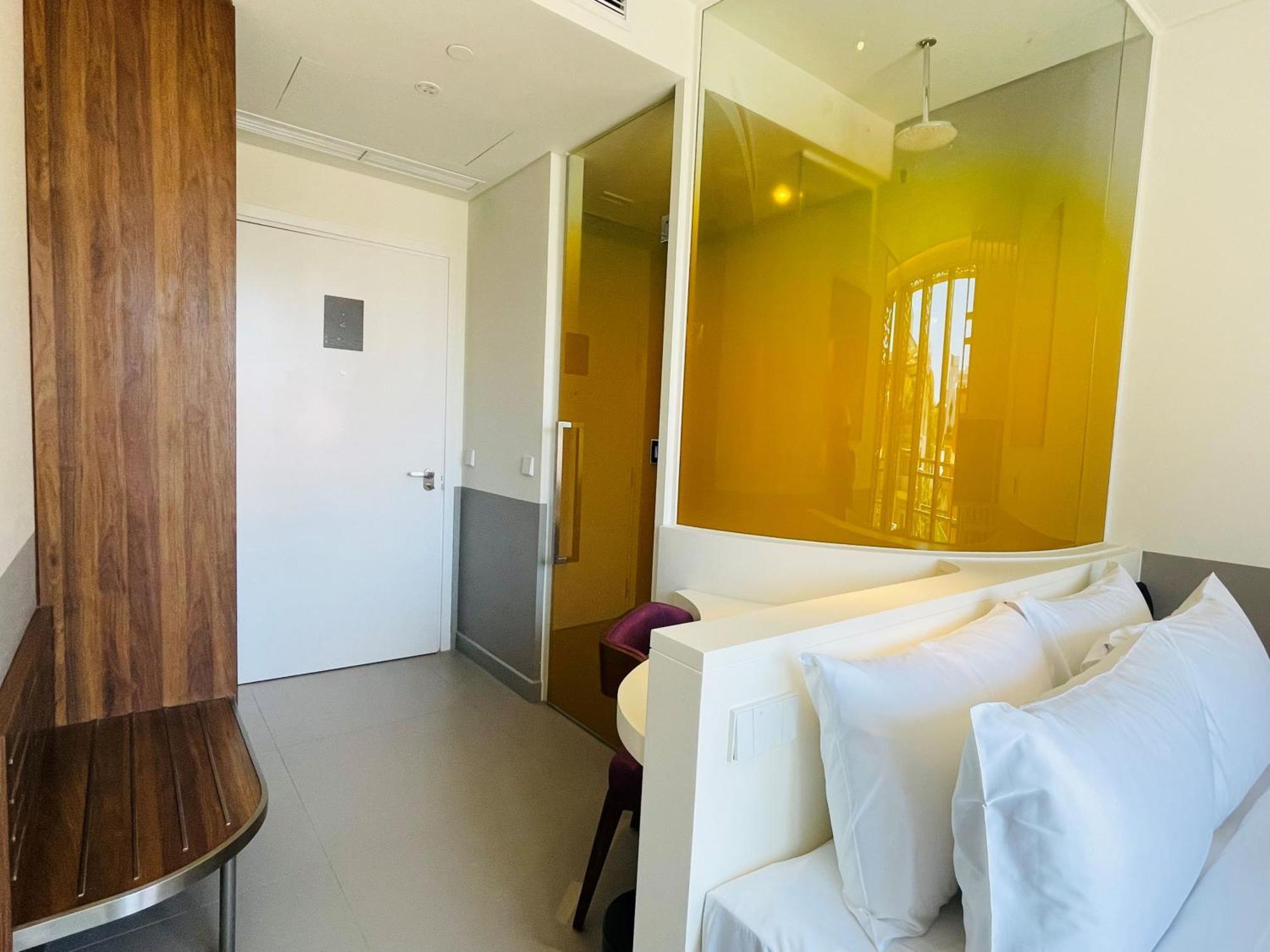Wink Icon Hotel Danang Riverside - Luxury Suites - 24Hrs Stay & Rooftop Pool Bar الغرفة الصورة